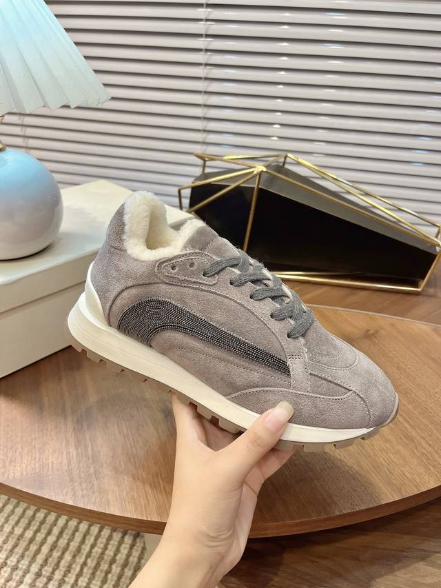 国内外最流行的，四季休闲运动 毛毛鞋。Bc雪地靴买回十多套原版，历经半年多的开发，匠心制作，每道工序都有专人验货，生产出了高品质的鞋大底1比1开模，所有材料，面