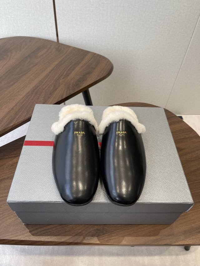 prada Fw 26Ss 秋冬最新升级 特级进口羊毛 New Arrival～ p家皮毛一体 毛拖新品 秋冬必备 保暖又时髦～氛围感拉满 原版开模橡胶大底 S