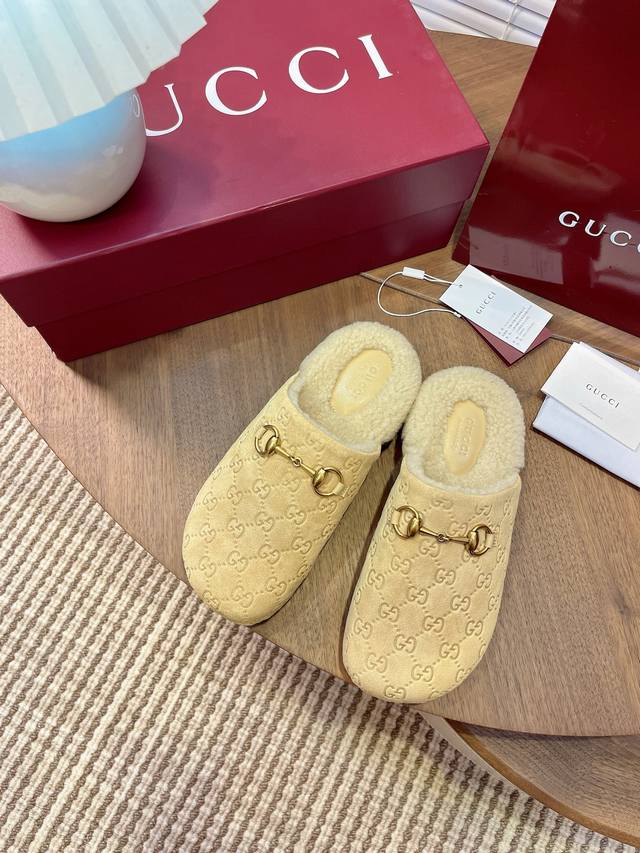Gucci 24Ss 秋冬新款 平底羊毛拖鞋 超舒适的 双带毛拖 简约随性 时髦有范，慵懒又不乏高级感，最舒适的拖鞋没有之一 随意上脚都好看有型，绝绝子 鞋面