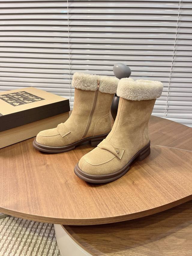 金币卷毛靴 “秋冬氛围感被这双靴拿捏住了～ 牛绒的质感+羊羔毛领口，暖呼呼又显质感，配纱裙或牛仔裤都很绝 踩在复古地毯上，像是把秋日的温柔都穿在了脚上 码数：3