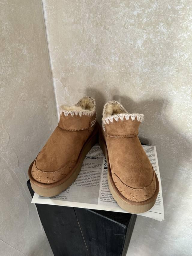 后麦穗雪地靴 Ugg24秋冬雪地靴 Ugg，时髦人都在穿雪地靴，内增3Cm，万人大秀的丑萌雪地靴重新翻红 看着巨无霸巨显瘦还暖和好穿！ Ins博主以及明星大爱品