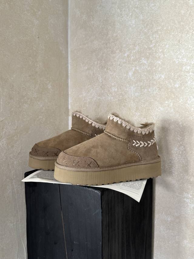 后麦穗雪地靴 Ugg24秋冬雪地靴 Ugg，时髦人都在穿雪地靴，内增3Cm，万人大秀的丑萌雪地靴重新翻红 看着巨无霸巨显瘦还暖和好穿！ Ins博主以及明星大爱品