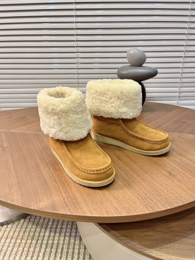 2025 蔻依Chloe专柜同步上市新款雪地靴 ：这款面料使用进口牛反绒 ：内里，真羊毛，质感清爽透气不焖脚 时尚简约范儿 女神都爱 美翻啦 ：生胶大底，舒适得