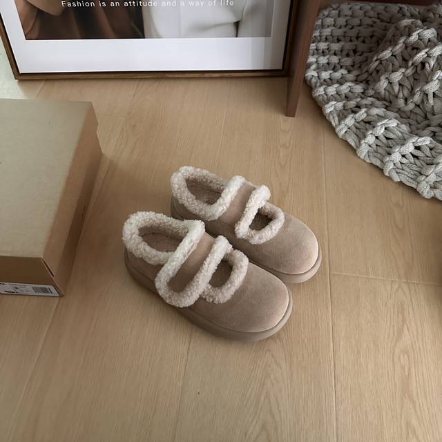 Ugg土豆玛丽珍魔术贴设计长期主义松弛感拿捏 牛反绒搭配澳洲美利奴羊毛 质感超棒 穿脱很随意 上脚软软的 脚感真的舒服 Size：35-40