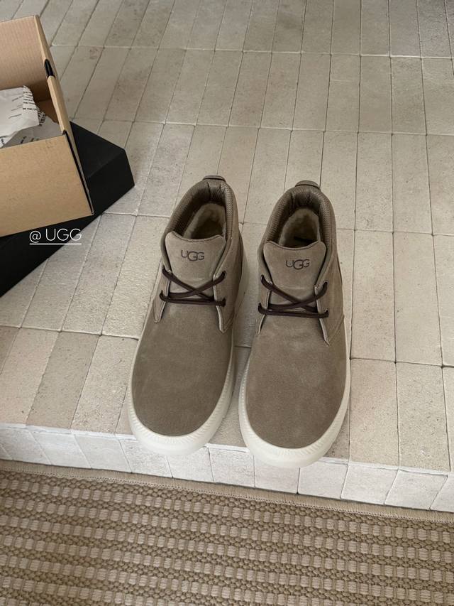 1151773 伯利男士羊毛恰克靴 简洁复古的款式 休闲百搭 私模大底 舒适且防滑效果好 高丝光反绒材质 有颜又有料 不冻脚过冬 必须要安排上！ Size：39