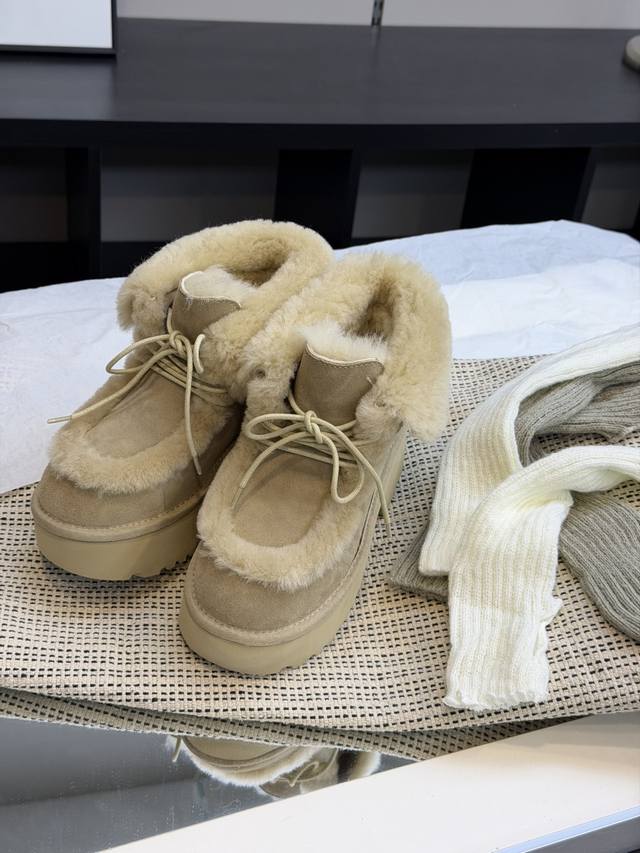 Ugg上新+U家埃斯米系带短靴，忍不住分享的秋冬限定穿搭 真的太懂秋冬了 新推出的懒人毛毛鞋 毛茸茸的慵懒中带点随性 这双埃斯米系带短靴 7厘米的厚底还有种不经