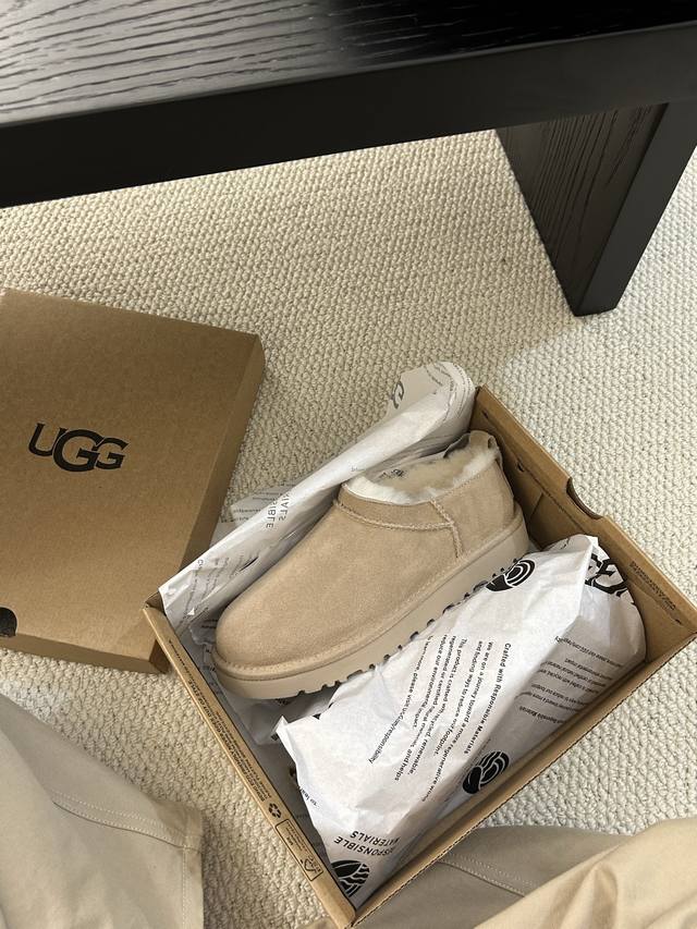 新款Ugg超迷你雪地靴，经典一眼爱上的款，牛皮羊毛王炸款 颜色：栗色。黑色。菜籽 浅橡棕 码数:35-40 码