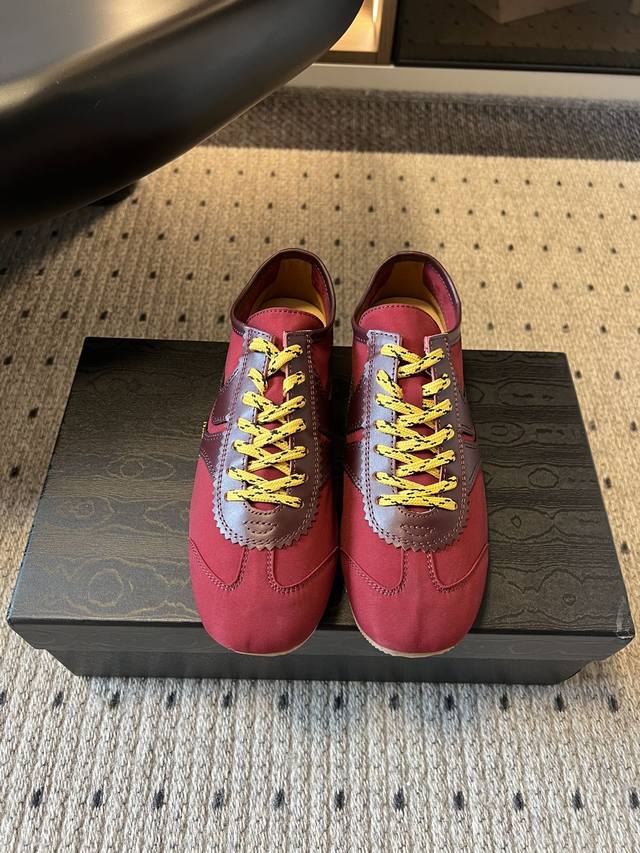 顶级版本 Dries Van Note*25Ss复古拼色风德训鞋 以70年代马拉松运动鞋为原型，鞋型保留复古轮廓，搭配圆方头设计，兼具怀旧氛围与现代审美。鞋面采