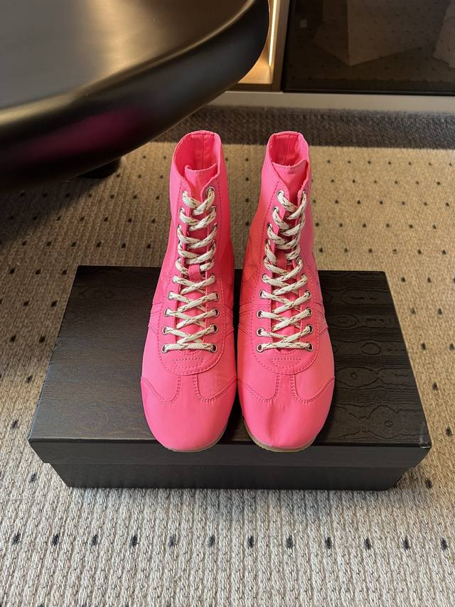 顶级版本 Dries Van Note*26Ss 彩色运动高帮鞋 以拳击靴为设计原型，高帮轮廓还原复古运动装备的硬朗感，同时融入品牌标志性的文艺腔调。鞋面采用轻