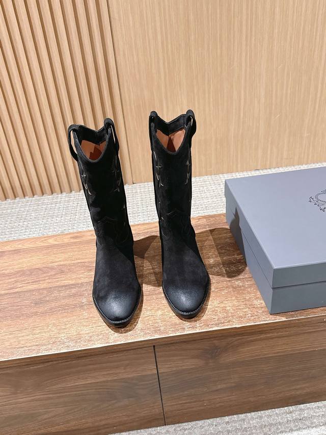 顶级版本 ＃秋季最新款复古一脚蹬高靴 这款靴子采用一脚蹬元素的融入，呈现出自然复古的质感。圆鞋头设计线条流畅，简约大气，既显高挑身材，又能有效提升舒适度，而鱼鳞