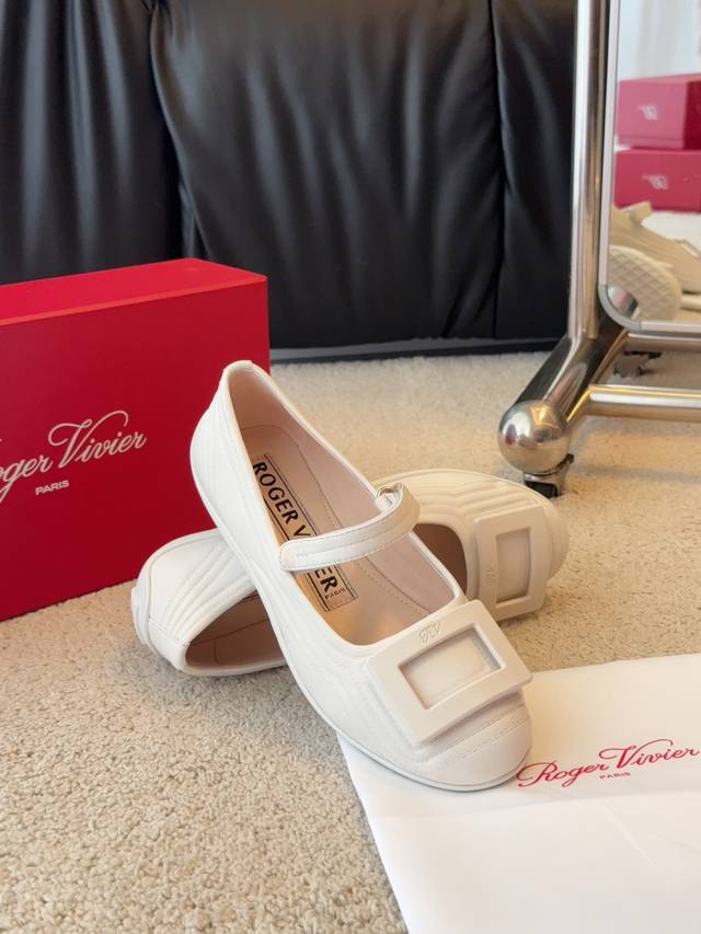 Rv Viv Low新款芭蕾舞鞋 公主的专属俏皮可爱风芭蕾舞鞋驾到经典方扣搭配玛丽珍设计，超软纳帕皮搭配魔术贴设计超方便穿脱妥妥暴走神器优雅又减龄 鞋面圆版纳帕