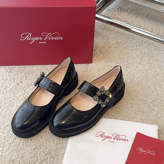 Rv 布洛克钻扣玛丽珍单鞋 这款雕花布洛克简直是鞋柜里的宝藏单品浅口设计超显腿长雕花细节感满满，每一处都透露着精致与优雅。无论是搭配小裙子还是牛仔裤，都能轻松营