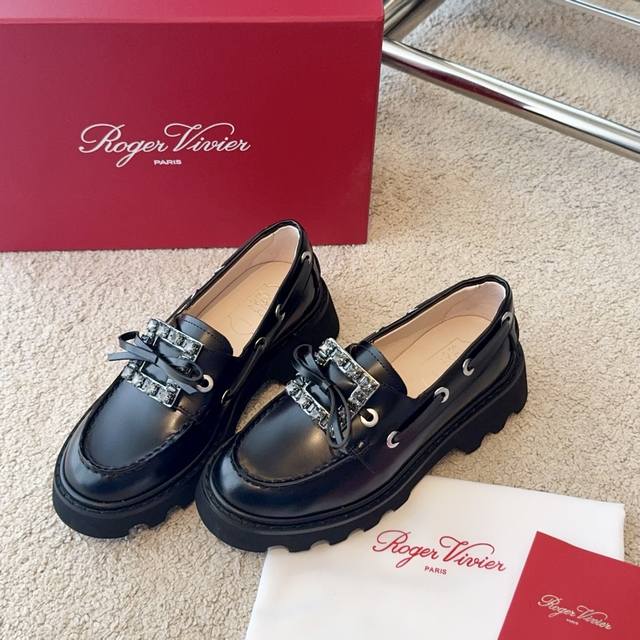 Rv 新款蝴蝶结乐福鞋 挖到这款宝藏乐福鞋实现甜酷自由姐妹们！既有钻扣的嗲甜，又有金属扣的盐系一款鞋解锁两种风格配裙子温柔炸 搭西装帅到爆 5Cm增高黑科技超轻