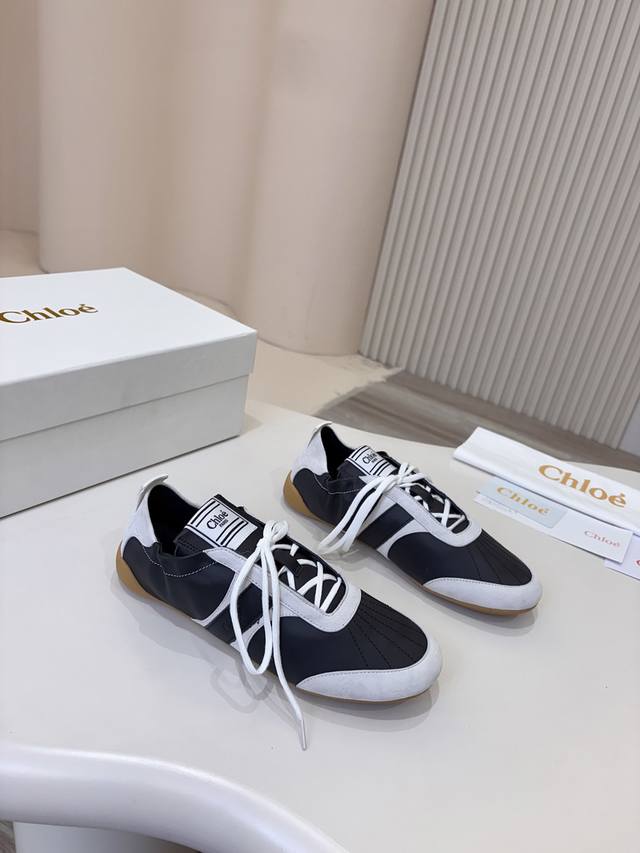 Chloe 克洛伊 小众不撞款的宝藏休闲鞋 克洛伊一直秉持着舒适与时尚融合的理念，致力于为每一位热爱生活的人打造随性自在的鞋履。 精选进口小牛皮邂逅质感牛京面料