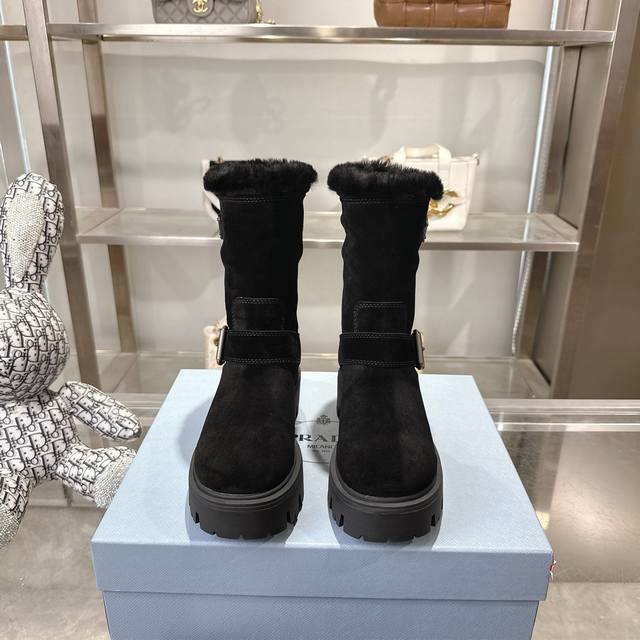 重磅2670普拉达 prada 秋冬雪地靴专柜新款厚底防滑雪地靴保暖羊毛短靴， prada秋冬T台走秀网红明星同款， 原版1:1复刻，精品品质！顶级版本 上脚舒