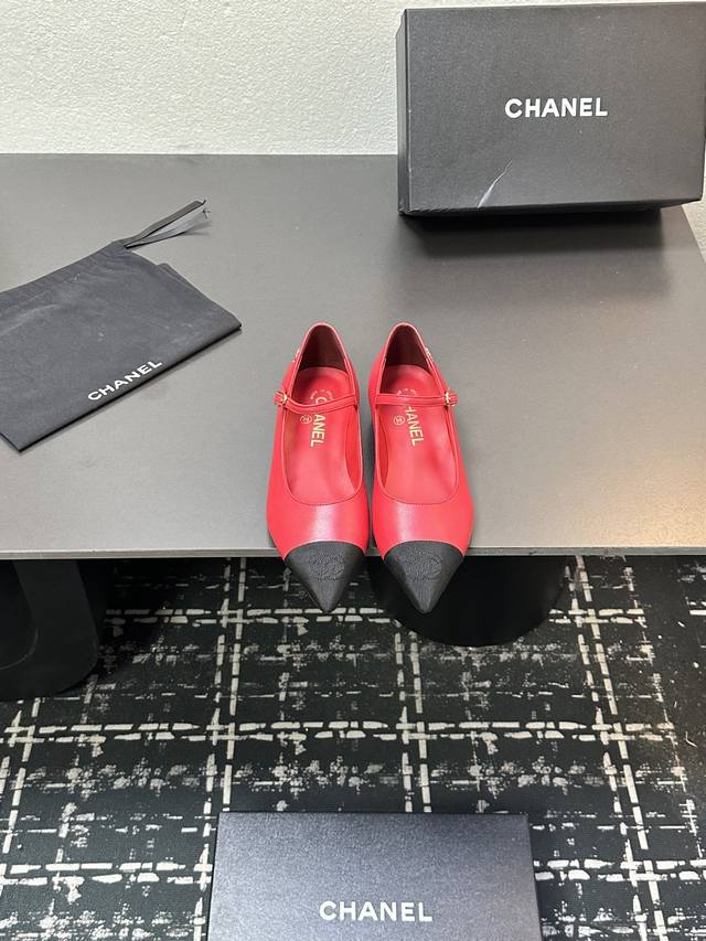 Chanel香奈儿小香风新款尖头拼接玛丽珍平底单鞋 一眼入手的款，很法式复古的感觉，很难不爱呀！ 鞋面原版混种羊皮，内里混种羊皮，原版开模扣子，意大利原版真皮大
