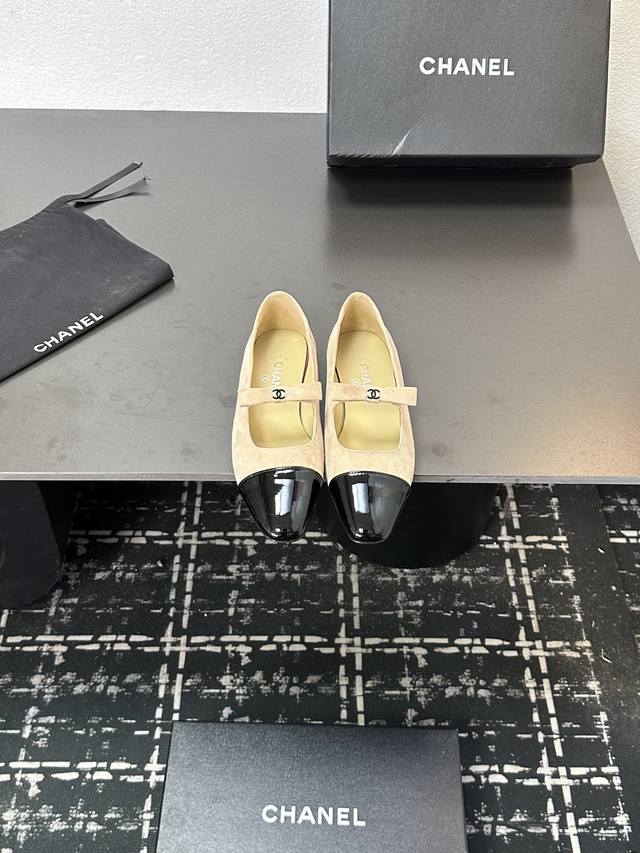 Chanel小香风香奈儿糖果色彩色蝴蝶结单鞋拼接玛丽珍鞋，将经典优雅与时尚完美融合。标志性的拼色设计，光泽漆皮与柔和皮质碰撞，复古又吸睛。小巧蝴蝶结点缀，加上精