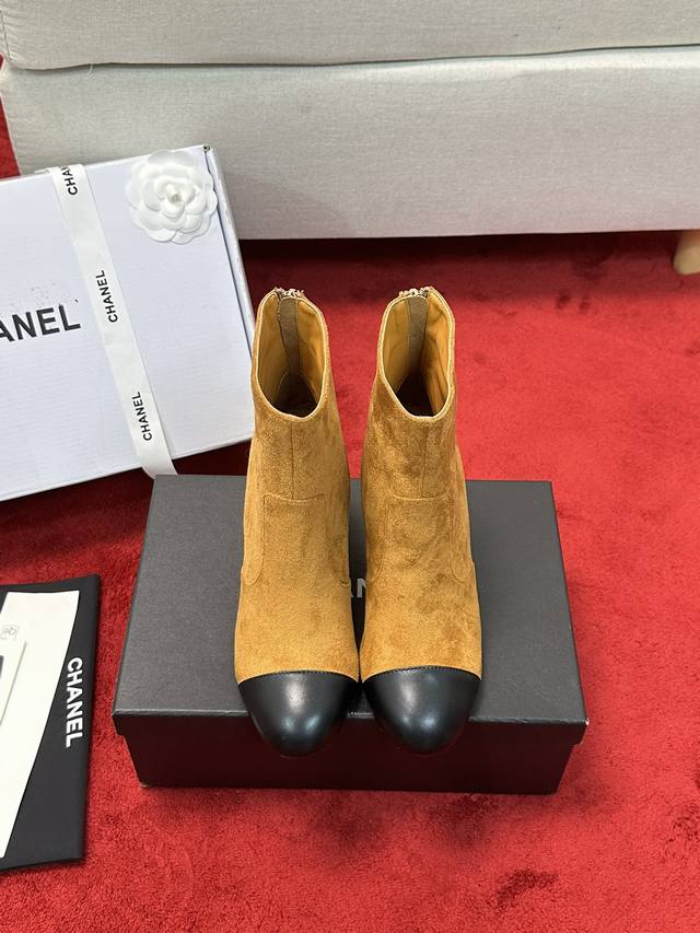 厂价 Chanel｜小香秋冬经典款弹力靴 全网最好穿的一款靴子 脚感很舒适 皮质超级柔软 尤其颜色主打秋冬它的出现就是焦点， 秋冬衣橱中任意场合都适用百搭单品！