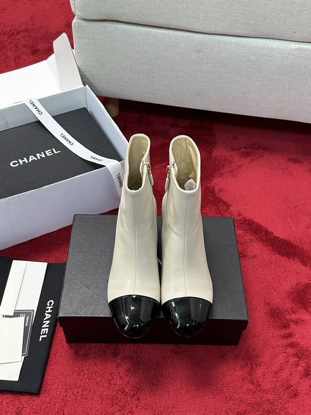 厂价 顶级版本 Chane*｜小香 经典简约百搭高跟短靴 马丁靴 本季秋冬季节必备单品！香奈儿女士钟爱简约又难以抗拒系 搭配展现与众不同的穿搭风格。时尚达人鞋柜