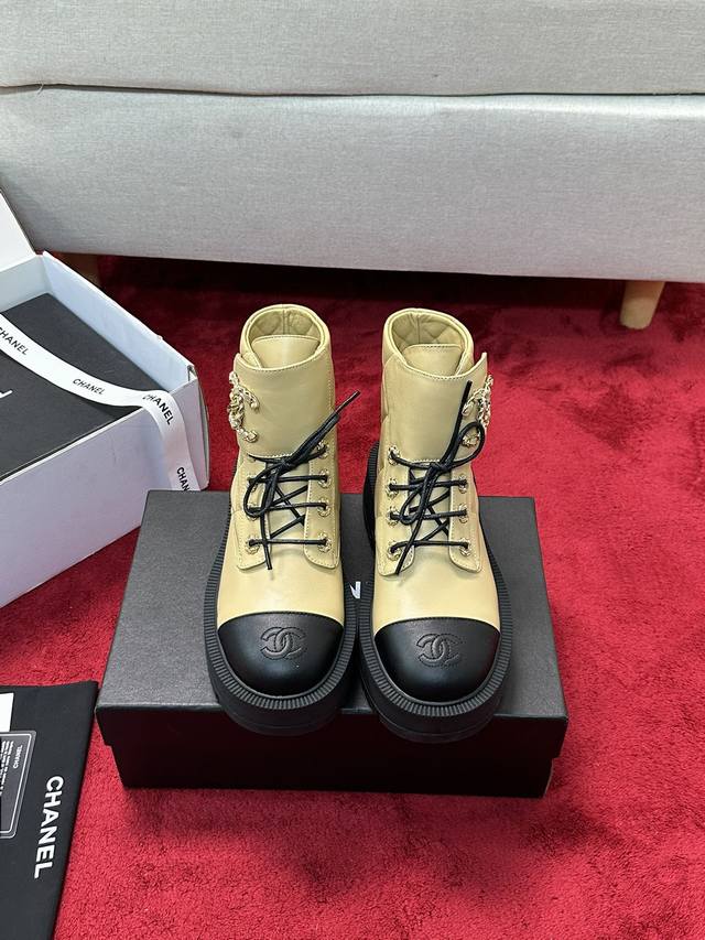 厂价 Chanel 24B经典款短靴 又美又飒不磨脚 酷帅机车风短靴 超火爆 短靴人气王 标准性菱形电绣 金属双C扣 手工串皮条 三层组合大底香看着厚厚的跟却意