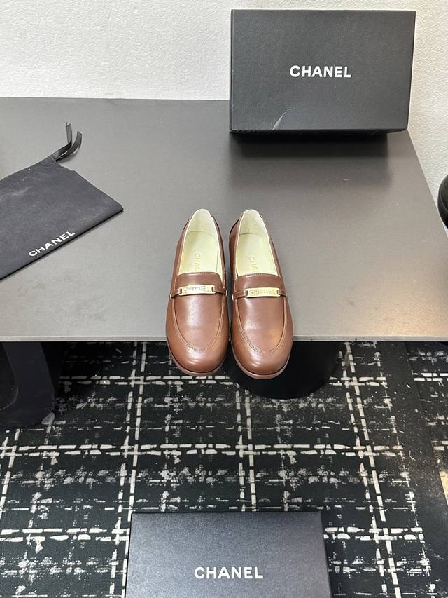 Chanel 25K新款乐福鞋 这一季的乐福鞋很中规中矩 复古帅气还随性黑金两个颜色 都值得入 搭配完全无负担 鞋面牛皮 内里羊皮 真皮大底 Size:35-3