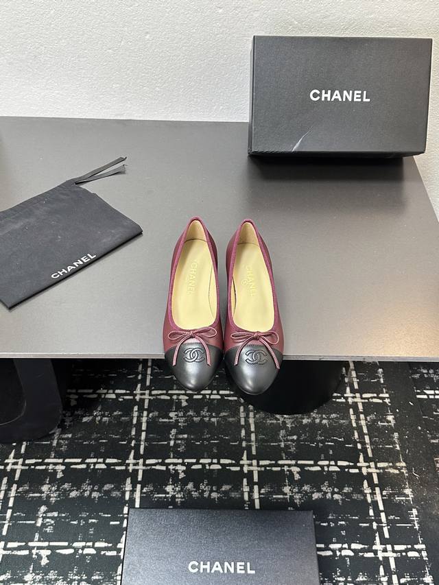 Chanel 香奈儿Coco小香羊皮蝴蝶结中跟芭蕾舞鞋拼接高跟单鞋 经典重塑，梦幻升级鞋内外均选用上乘羊皮，温驯贴合。羊皮细带以轻盈姿态攀附脚背，将经典玛丽珍鞋