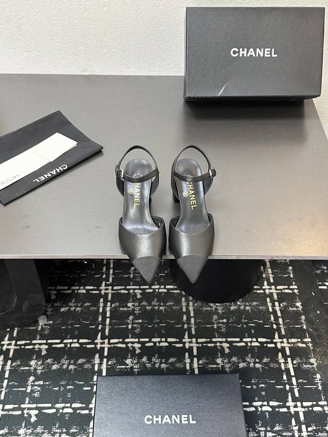 Chanel香奈儿小香风新款尖头拼接玛丽珍平底单鞋 一眼入手的款，很法式复古的感觉，很难不爱呀！ 鞋面原版混种羊皮，内里混种羊皮，原版开模扣子，意大利原版真皮大