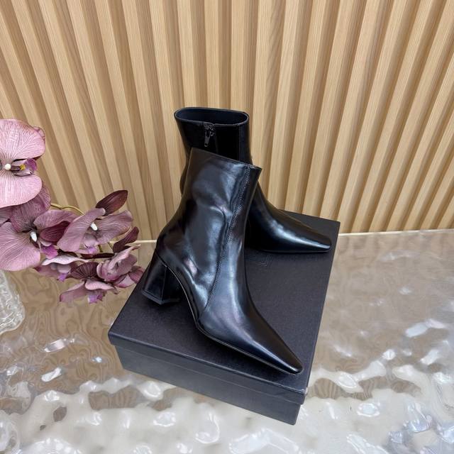 顶级版本Saint Laurent Ysl 圣罗兰春夏走秀款 短靴 短 超多明星时尚博主种草 唯有Ysl最懂女人心不接受反驳超级无敌女人味神器 原版开模坡跟 细