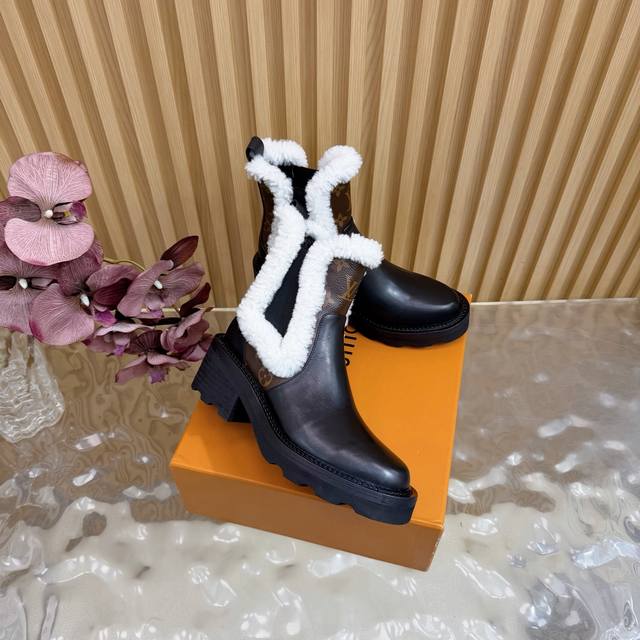 Lv路易威登 2025 早春新款 厚底乐福鞋 顶级版本 专柜主打最新款 凉鞋半拖硬货上新 代购级别！高级感十足！国内外博主刷爆的一款，复古又时髦 上脚美炸了！家