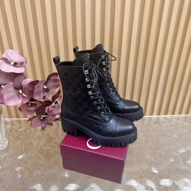 2025秋冬 Gucci 古奇Ss新款双G压纹系带登山马丁靴 女士骑士踝靴顶级品质！ 面料：进口古软G G压纹牛皮 内里 垫脚：原版定制牛皮里 大底：原版开模沟