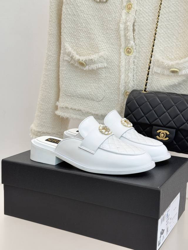 厂价p半拖 Chane*｜小香25K双C链条 菱格乐福鞋 将经典元素玩转出全新魅力。 双C链条醒目吸睛 与拼色菱格碰撞 复古又摩登 行走间彰显身份。 深口设计贴