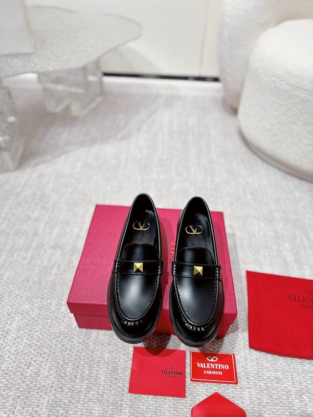 工厂p价 Valentino.华伦天奴专柜最新系列V家火铆爆钉金属元素单鞋. 上脚大气奢华艳丽. 细节完美. 精致耐看. 可任意配搭春夏秋美饰服丽. 面料:原版