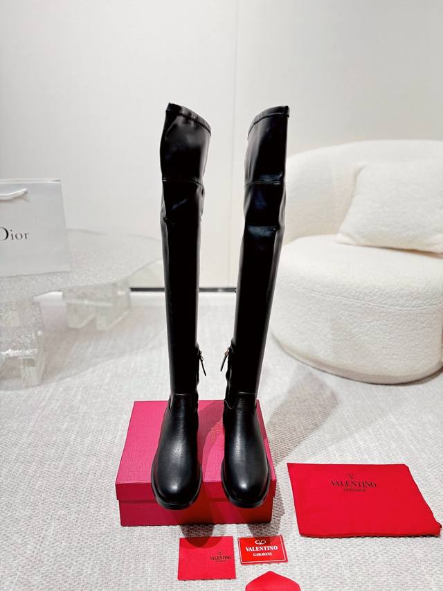 工厂p价 华伦天奴过膝长靴. 秒变高富美少女.代购级别的质感.新季的鞋跟五金衬托出满满的高级感.上脚后惊呆美超级显瘦显高. 不负期待.值得入手. 进口小牛皮面绝