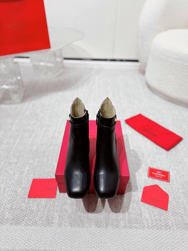 短靴： Valentino华伦天奴高版本粗跟镂空V标 不过膝 机车靴！原版复刻. 高端大气上档次！上脚舒适奢华. 材质：鞋面全牛皮. 内里全牛皮. 进口高密度意