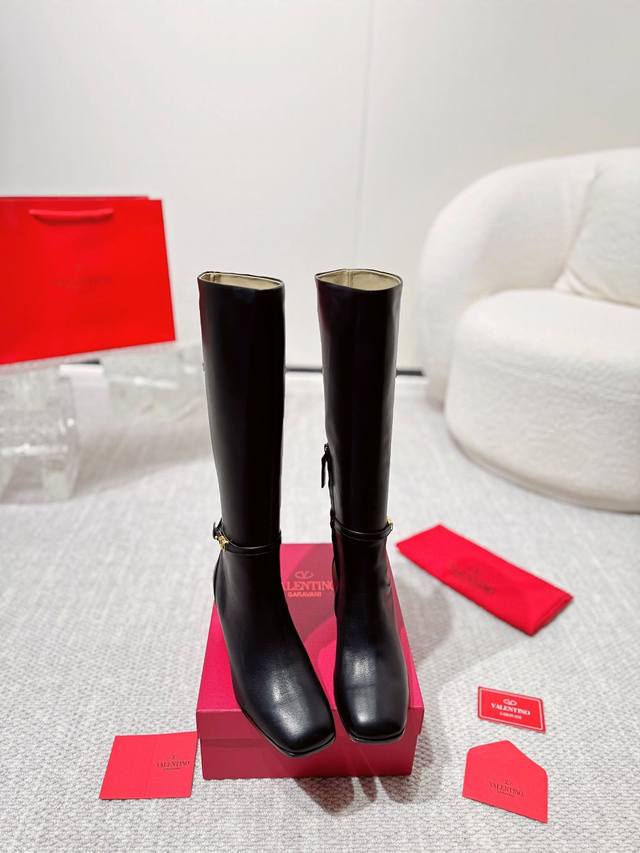 长靴： Valentino华伦天奴高版本粗跟镂空V标 不过膝 机车靴！原版复刻. 高端大气上档次！上脚舒适奢华. 材质：鞋面全牛皮. 内里全牛皮. 进口高密度意