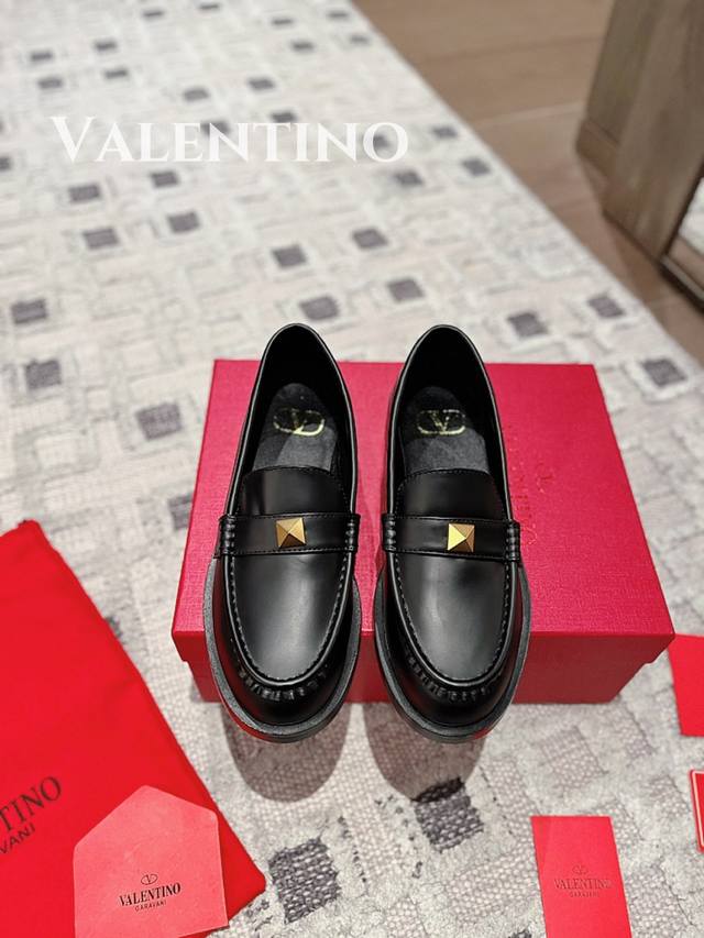 Valentino.华伦天奴专柜最新系列V家火铆爆钉金属元素单鞋. 上脚大气奢华艳丽. 细节完美. 精致耐看. 可任意配搭春夏秋美饰服丽. 面料:原版定制开边珠