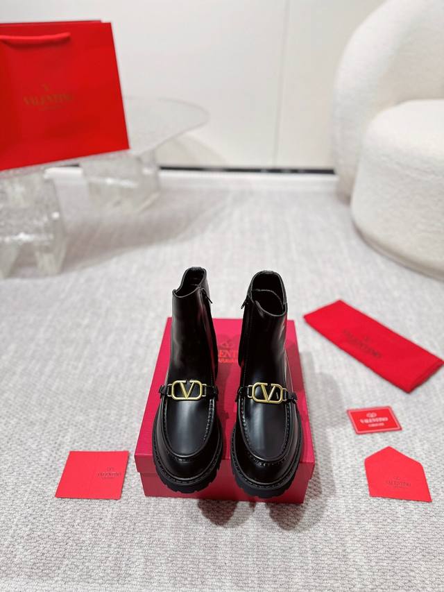 Valentino.华天伦奴专柜最新系列V家火铆爆钉金属元素短靴. 上脚大气奢华艳丽. 细节完美. 精致耐看. 可任意配搭春夏秋美饰服丽. 面料:原版定制开边珠