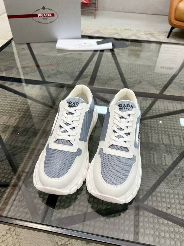 元 38-45 p普拉达新款男士真皮运动鞋，市面最高版本 、欢迎任意对比！原版皮料质感极佳，超上档次！意大利进口，可拆式垫！奢华用料、精细做工，极力推荐入手！
