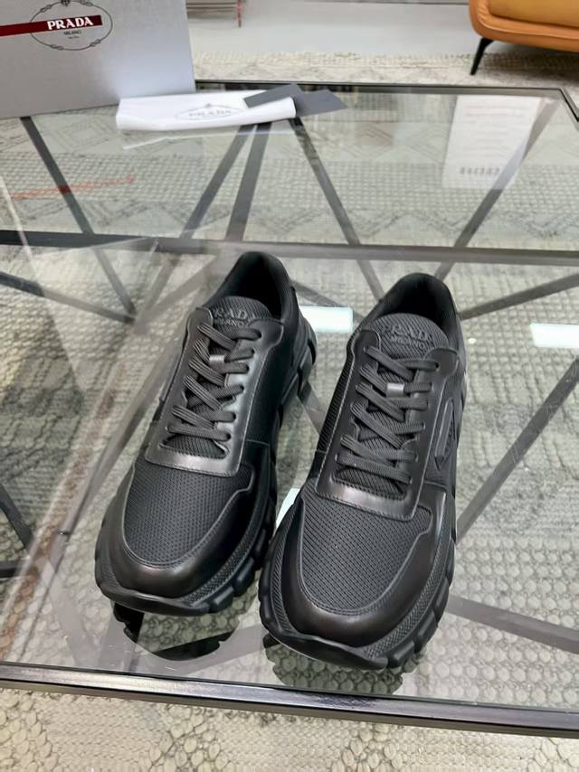 元 38-45 prada 普拉达新款男士真皮运动鞋，市面最高版本 、欢迎任意对比！原版皮料质感极佳，超上档次！意大利进口胎羊网内里，可拆式垫！奢华用料、精细做