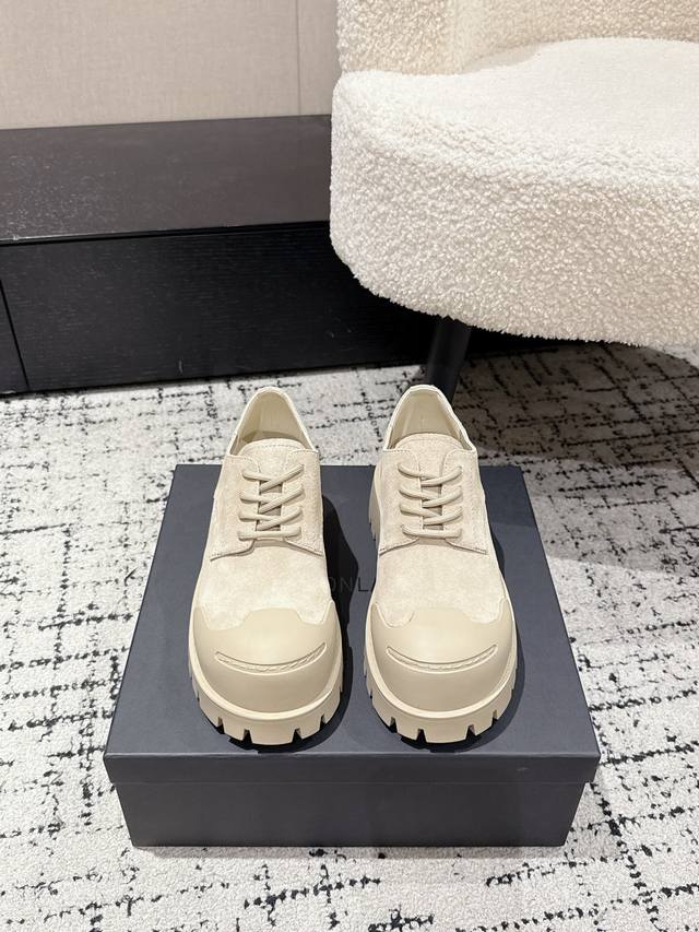 Dymonlatry 小众潮牌 22Ss秋冬新款 机车靴 马丁靴 “Bastion堡垒”25秋冬系列以机能工艺大底重塑经典马丁靴，宽松散口廓形，慵懒中注入浪漫韵