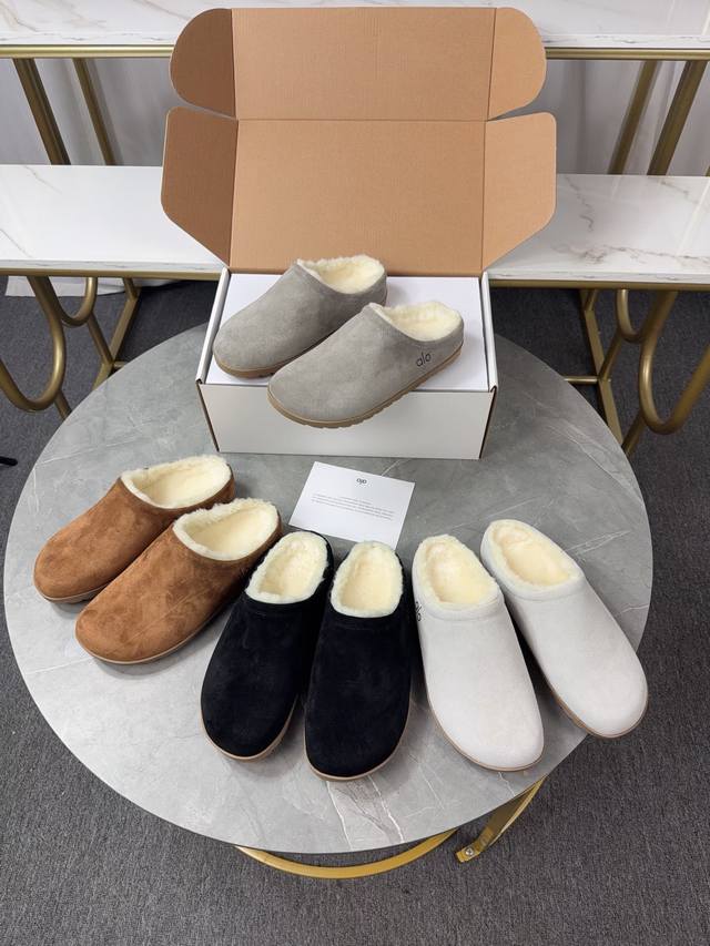 Alo25Ss 新品休闲单鞋 简约即王道 散发随性慵懒感 一脚蹬设计 轻松又自在 时髦精出街 宅家都可 拿捏松弛氛围感 为日常注入随性与格调 鞋面选用质感上乘的