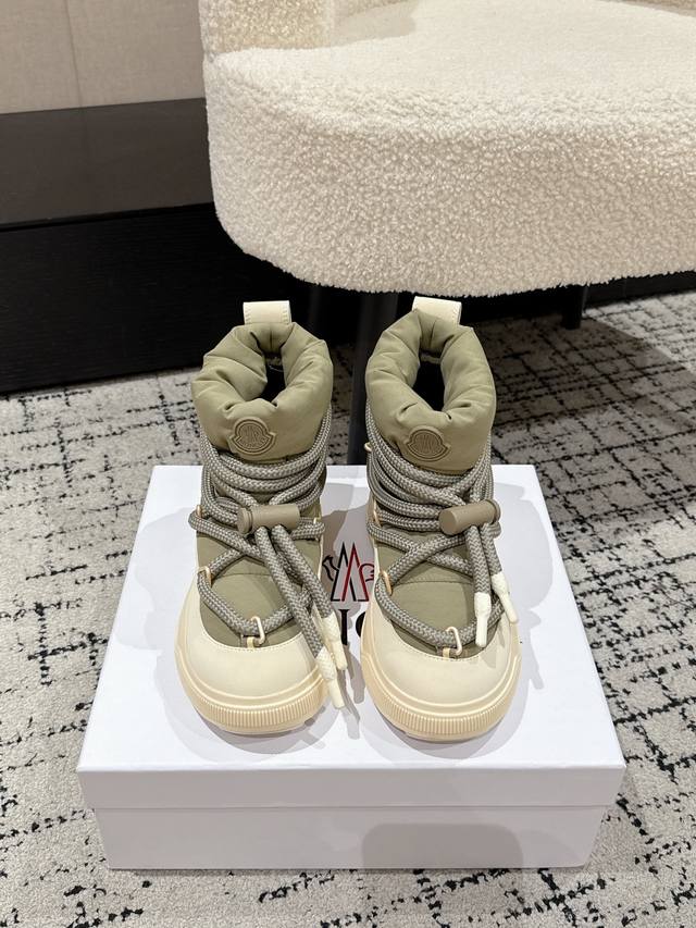 Moncler盟可睐 25 冬季 羽绒 雪地靴 专业户外莱卡面料 具备防风 防雪水 速干功能 内包裹动物羽绒 全然包裹,风格新塑。将标识性的羽绒服元素解码重塑,