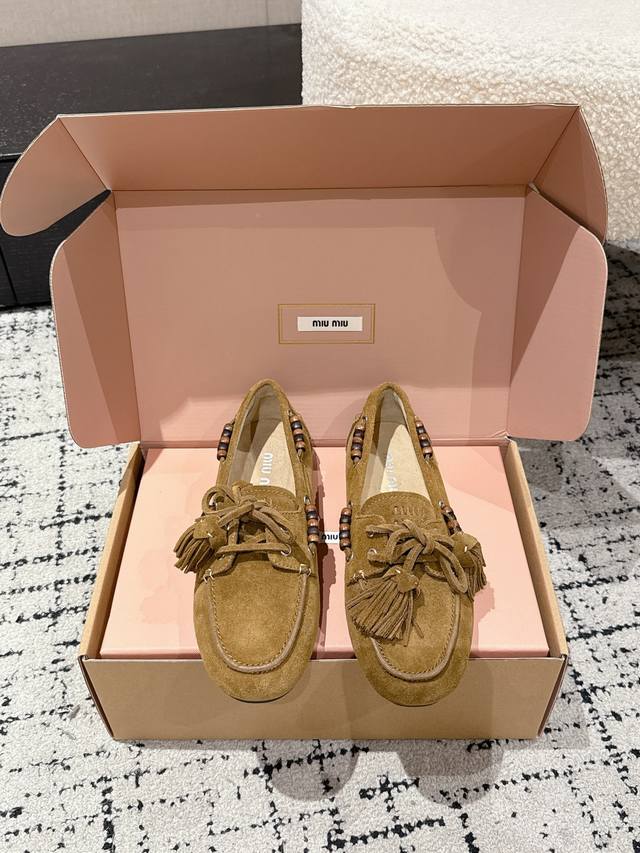 代购级 Miu Miu 繆繆 25 Fw Deck Shoes 流苏 麂皮船鞋 豆豆鞋 Miumiu家新款Deck Shoes也太有设计感了吧，秋冬氛围感拉满，