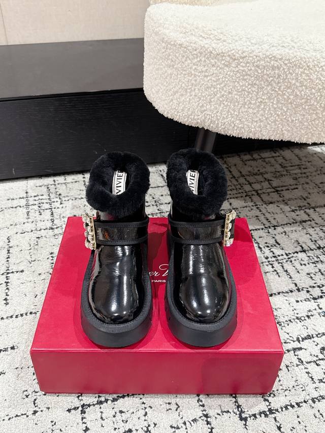 Roger Vivier Rv 25 Wf新品方钻扣厚底雪地靴 标志性方形水钻扣是视觉焦点 施华洛世奇钻饰星辰般的璀璨 直边与圆角的几何平衡里 藏着品牌半个多世