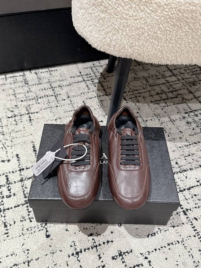 代购级 prada 普拉达 25 最新 走秀 休闲 阿甘 德训鞋 出镜率很高的就是这款德训鞋 外形是像芭蕾舞鞋一样的跑鞋，柔软的皮质加上prada 专属尼龙材质