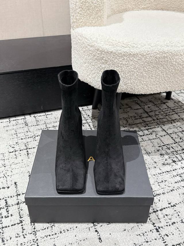 Alaia 阿萊雅 26 早春 新款 方头高跟 短靴 好穿又时髦的一双 松弛感拉满 上脚超级舒适 独特有个性 时髦感十足 鞋面：小牛皮 内里：羊皮 大底：意大利