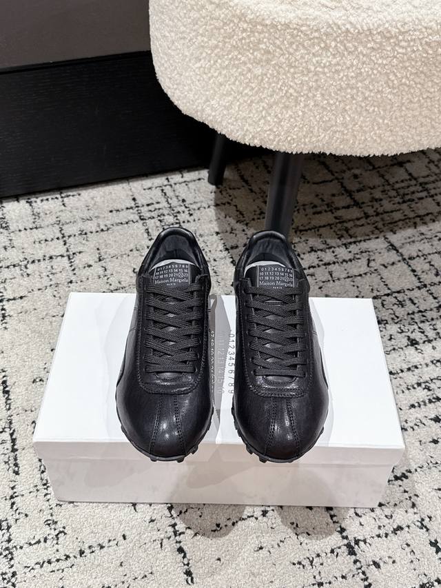 Maison Margiela 马吉拉 25 秋冬系列情侣款阿甘鞋德训鞋 新款Sprinters运动鞋轮廓采用做旧植柔牛皮制成，灵感来源于复古跑鞋。通过做旧、缝