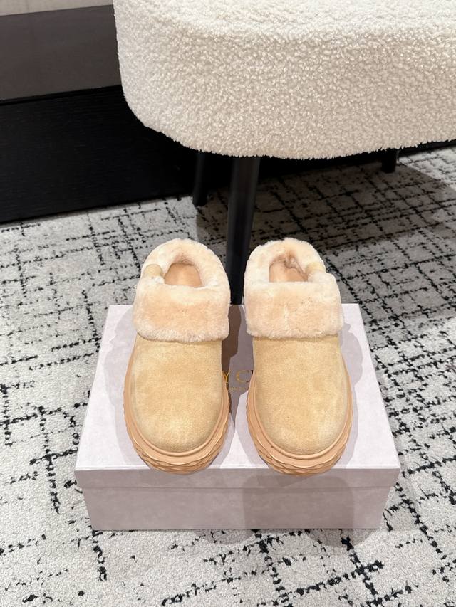 顶级版本 Jimmy Choo 吉米周 25 最新 Diamond Maxi Mule F 羊毛 厚底 包头拖鞋 秋冬百搭神器！ 打破传统审美，透明底做到了 明