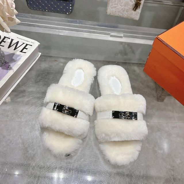 出厂价p 代购级别Hermes爱马仕二舅毛拖常年做货2025新款新色官网、小红书同步最新配色爱马仕爆款火热上线，做工升级版，高品质！ 时尚潮流小羊毛H拖秋冬款平