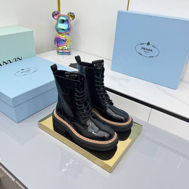 出厂价p 高版本 prada普拉达2025秋冬长靴靴厚底马丁靴 机车靴 面料:开边珠+牛绒 内里:混种羊皮 跟高:约5Cm 尺码:35-41